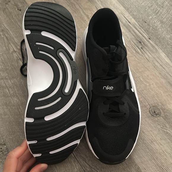 New Nike shoes - Picture 4 of 4